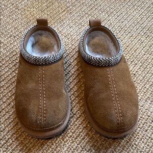 Koolaburra by Ugg Tasman Slippers - Chestnut Youth Size 1
